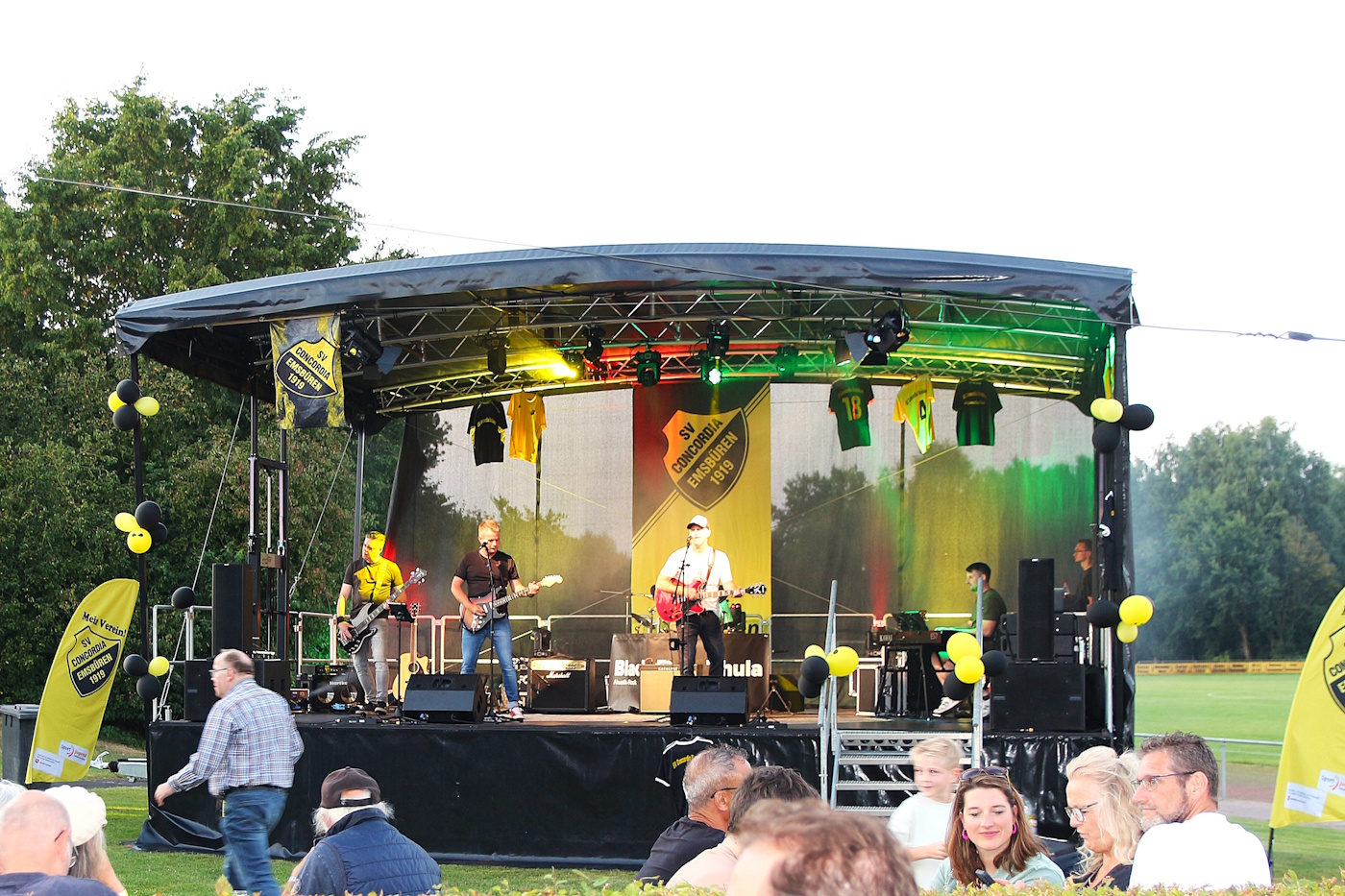 Black Dog Thula schlägt gut ein beim Open-Air-Konzert!