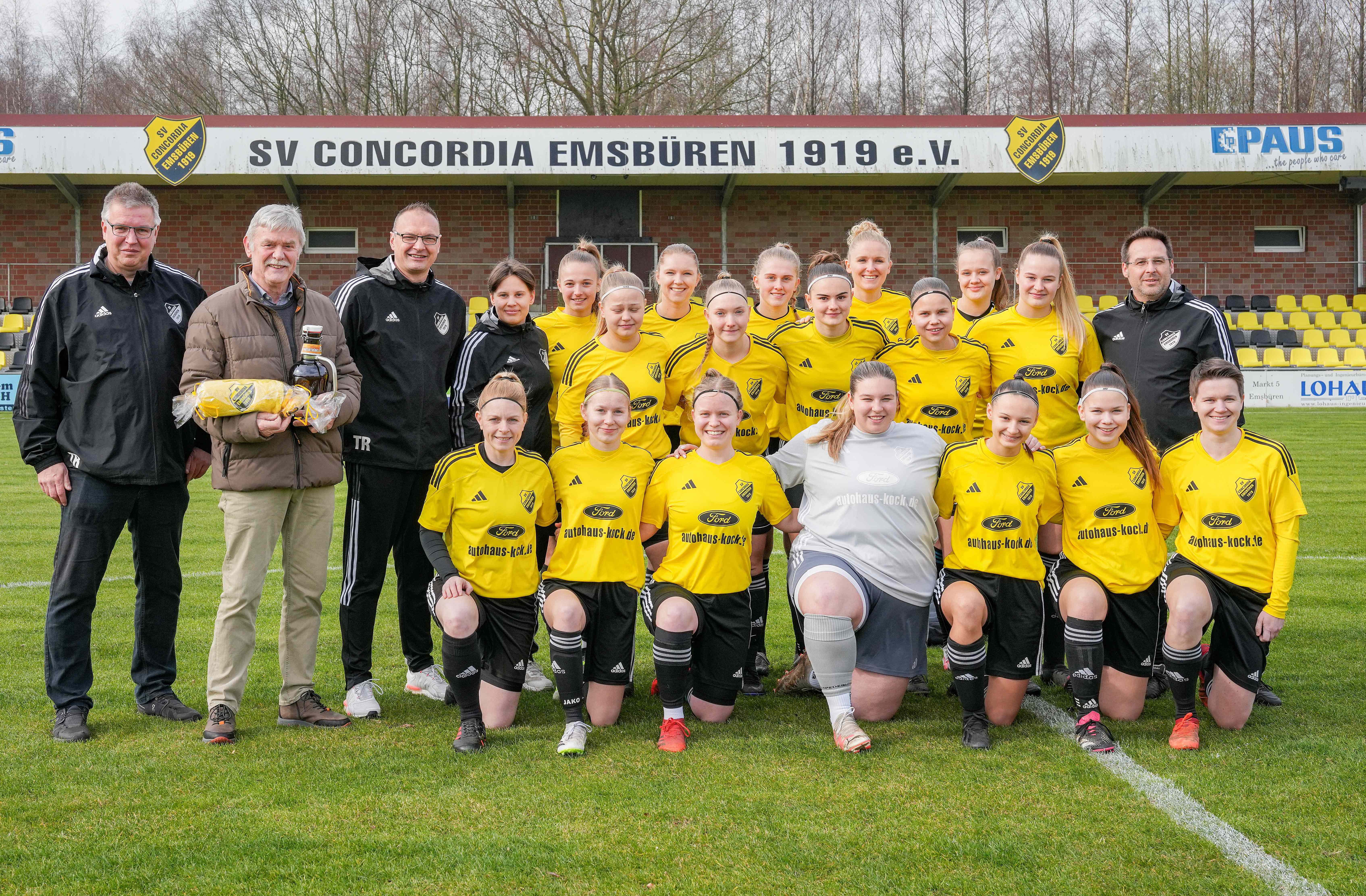 Neue Trikots für die erste Frauenmannschaft durch Theo Kock!