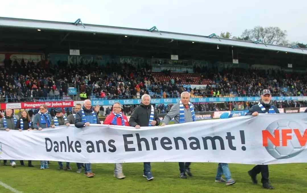 DFB-Ehrenamtssieger 2023 mit Martin Hemelt beim Derby SV Meppen – SC Spelle-Venhaus!