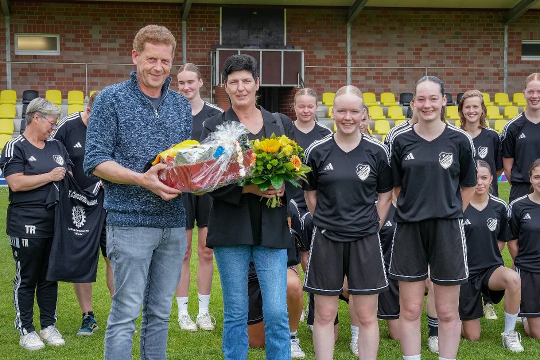 Fa. Fühner sorgt für neue Warmlaufshirts unserer B-Juniorinnen!